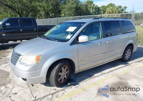 2010 Chrysler Town & Country Touring z USA, uszkodzony, nr VIN 2A4RR5D18AR324120